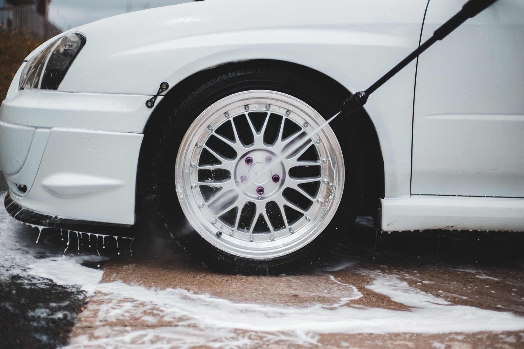 Pressure washing a car wheel at the station
